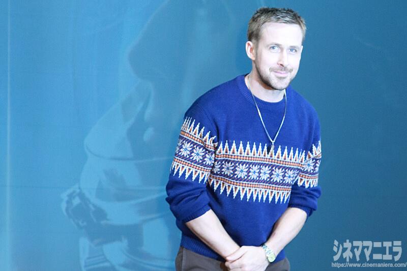 会釈するライアン・ゴズリング