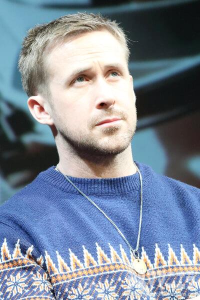 見上げるライアン・ゴズリング