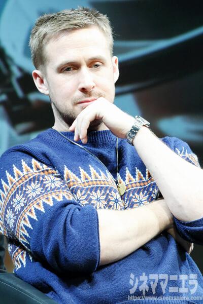 物思いにふけるライアン・ゴズリング