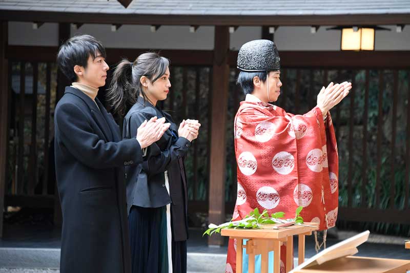 高橋一生と川口春奈、パワースポット「乃木神社」にて『九月の恋と出会うまで』を観た人たちの幸せを願い、心願成就の祈願