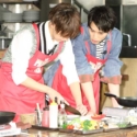 赤（片寄涼太×鈴木伸之）チームは料理をすすめつつも、手順を相談中?!