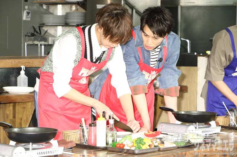赤（片寄涼太×鈴木伸之）チームは料理をすすめつつも、手順を相談中?!