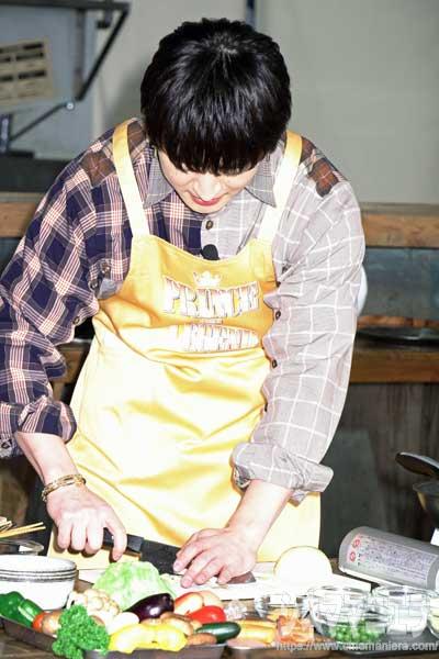 佐野玲於、タマネギのみじん切りをはじめ丁寧に食材をカットしていく