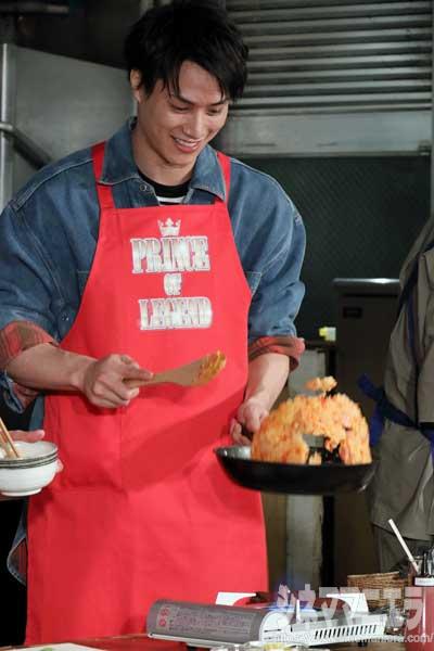 劇団EXILEの鈴木伸之、華麗なフライパン返しを披露