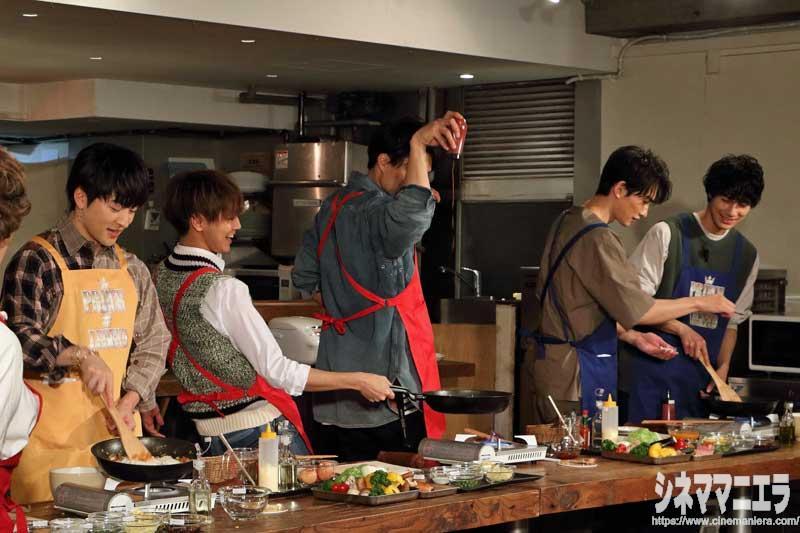 鈴木伸之、高いところからケチャップを投入するパフォーマンス