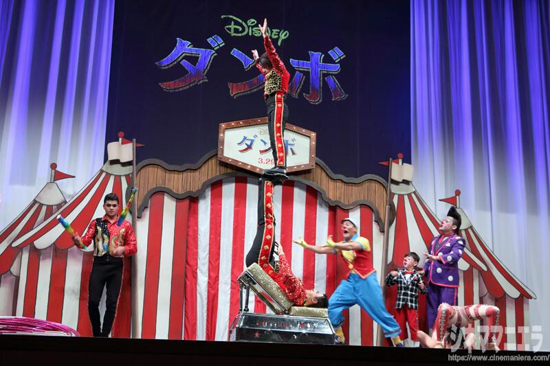 『ダンボ』の世界観を再現すべくサーカス団による圧巻のパフォーマンス