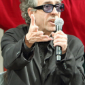 身振りを交えて熱弁するティム・バートン監督