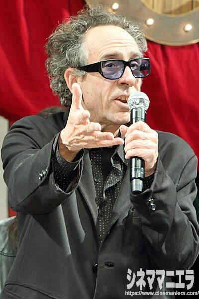 身振りを交えて熱弁するティム・バートン監督