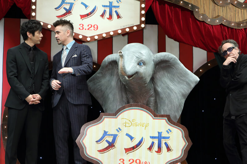 コリン・ファレルと談笑する西島秀俊