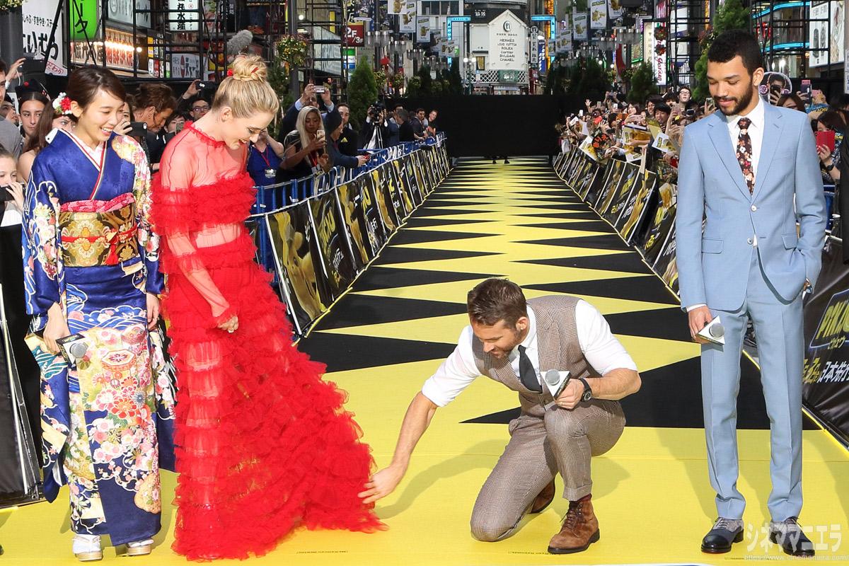 紳士なライアン・レイノルズ、ドレスの裾をなおしています