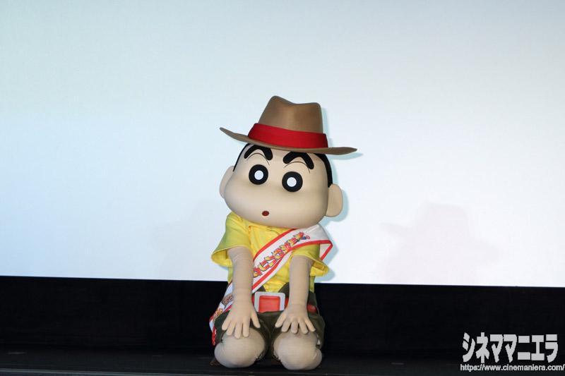 野原しんのすけ、正座をして会場を見渡す