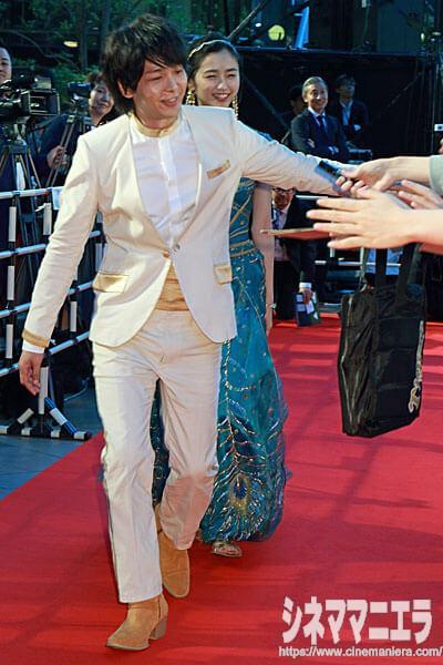 中村倫也、熱烈ファンの歓迎を受ける、映画『アラジン』イベントにて