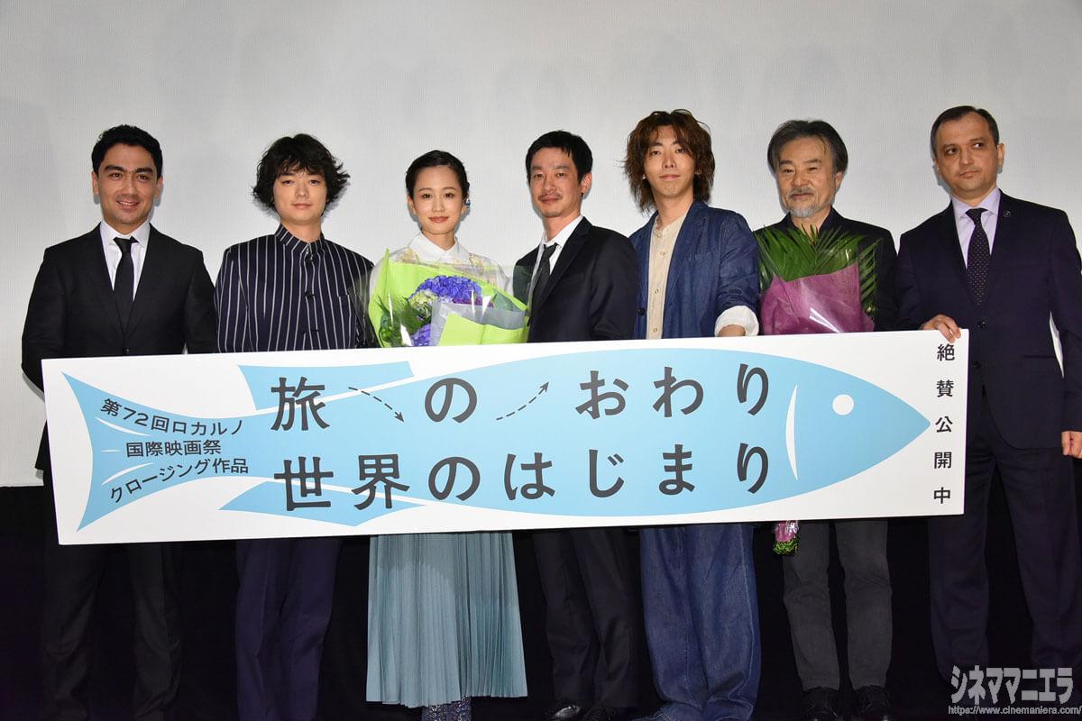 左からアディズ・ラジャボフ、染谷将太、前田敦子、加瀬亮、柄本時生、黒沢清監督、ウズベキスタン駐日大使ガイラト・ファジーロフ氏