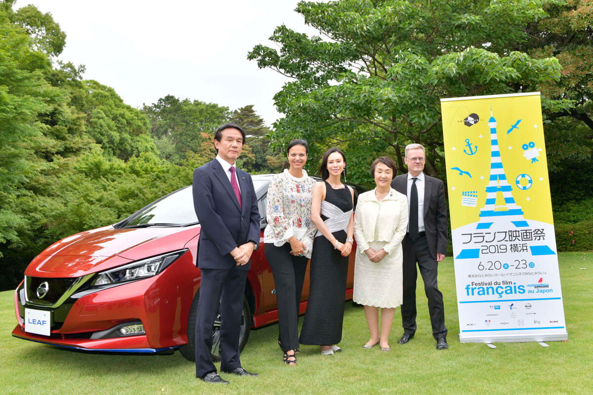 ご一行と日産リーフ、フランス大使館の庭園にて