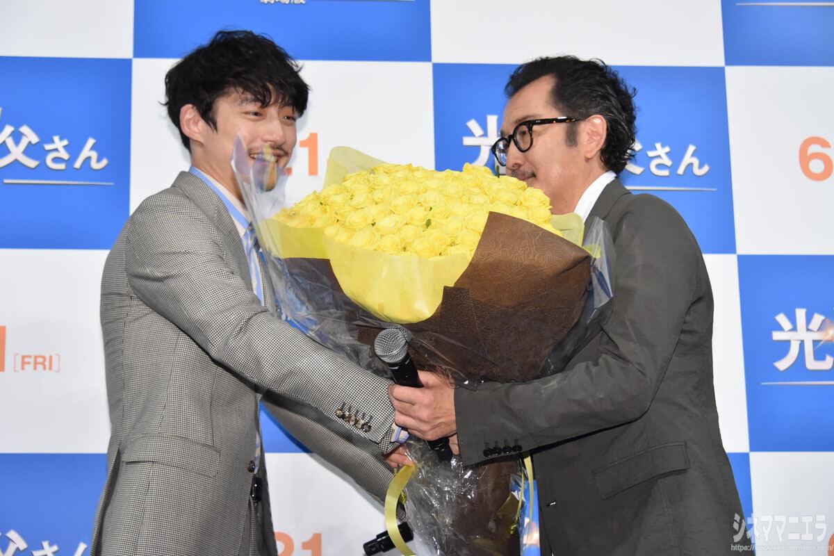 坂口健太郎が花束(黄色のバラ100本)をプレゼント!
