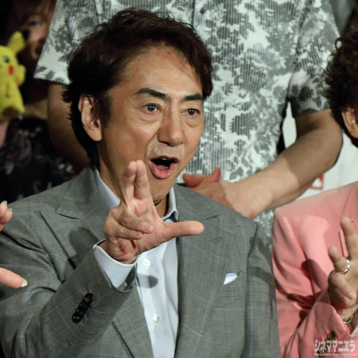 ミューツーポーズを決める市村正親