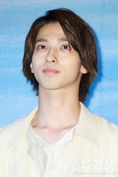 会場を見渡す横浜流星