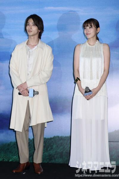 横浜流星と飯豊まりえの全身ショット