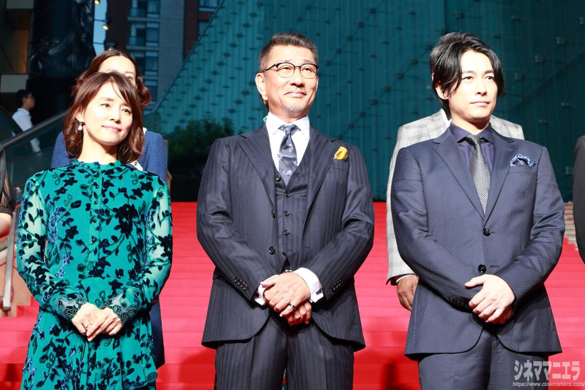 左から総理夫人・石田ゆり子、総理大臣・中井貴一、首相秘書官・ディーン・フジオカ