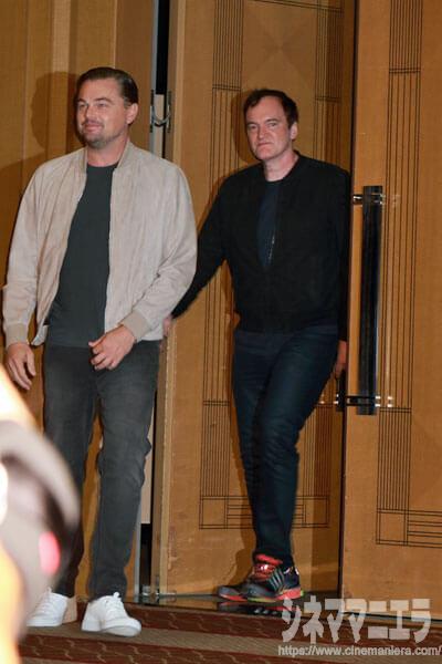 ディカプリオ、タランティーノ監督の順に会場入り