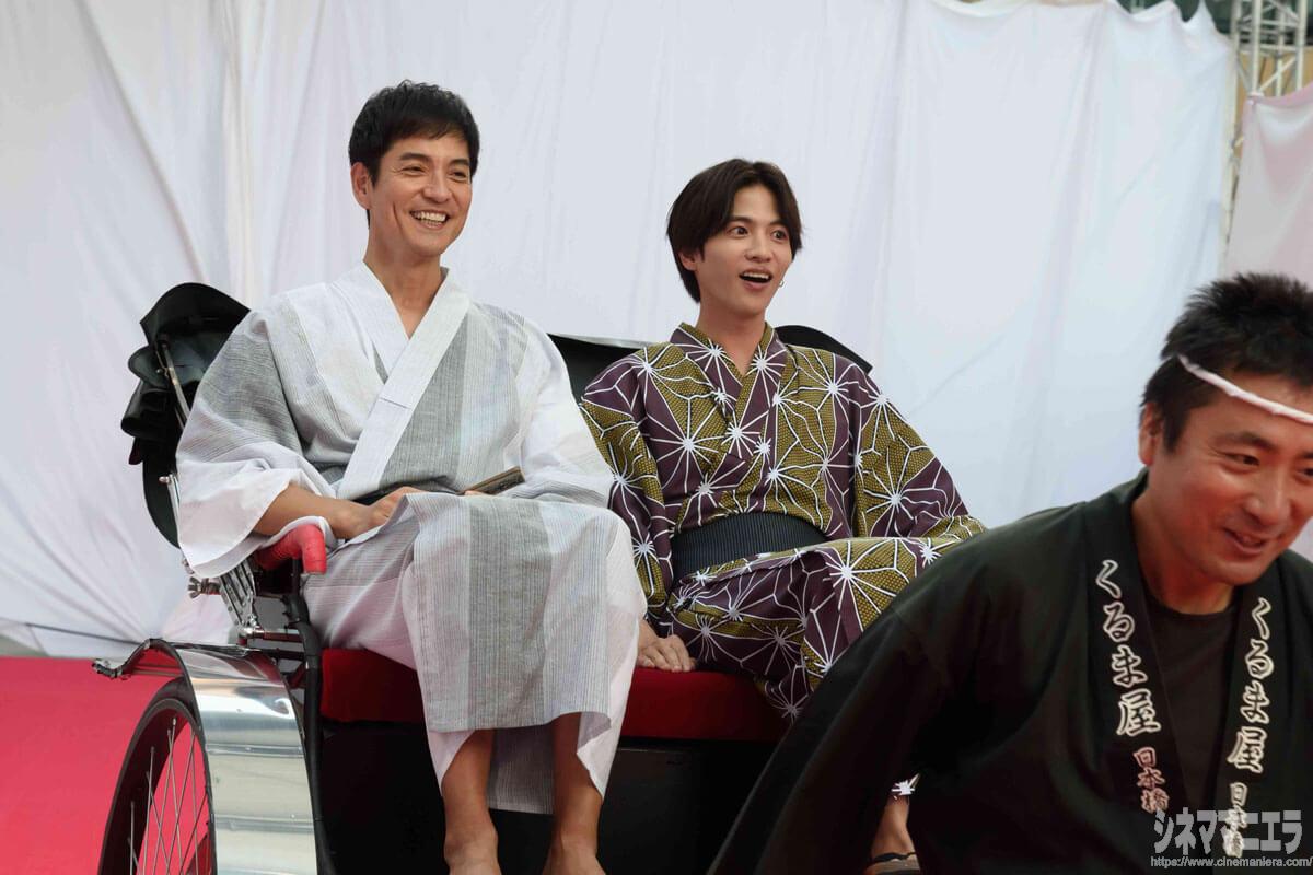 浴衣の沢村一樹と志尊淳、人力車で登場！