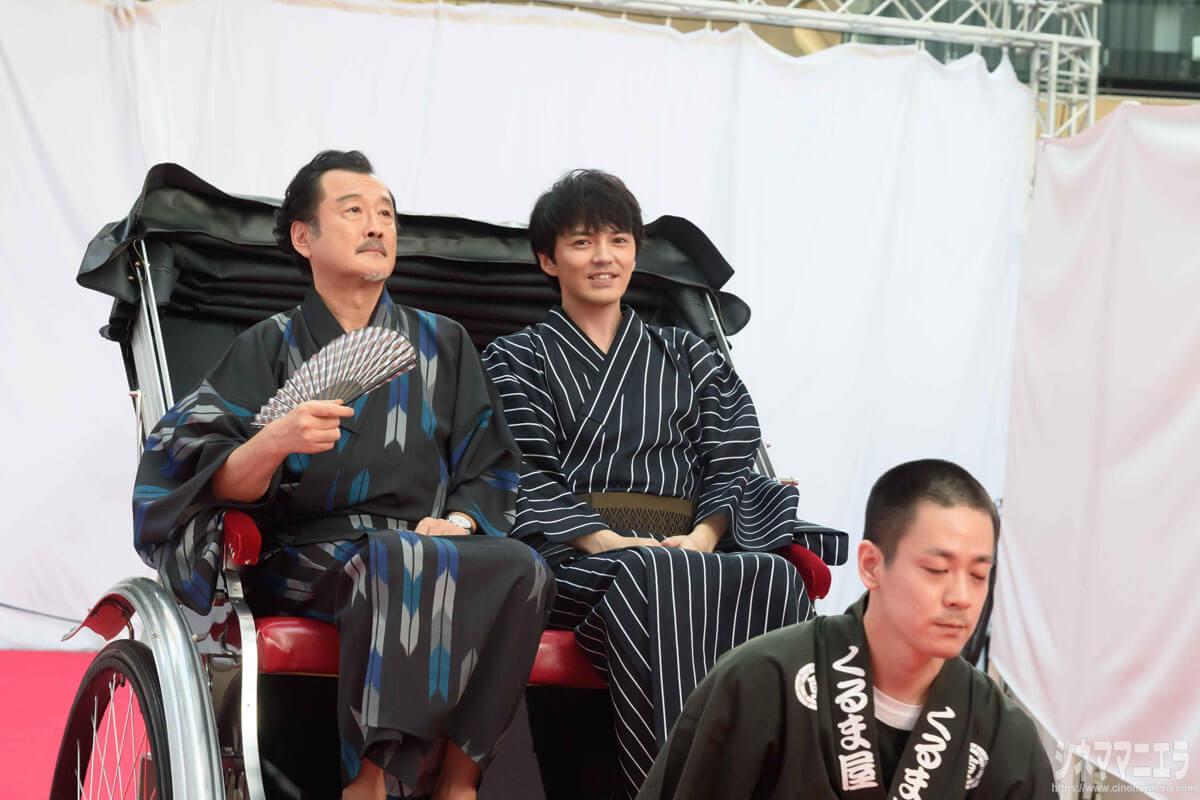 浴衣の林遣都と吉田鋼太郎、人力車で登場！