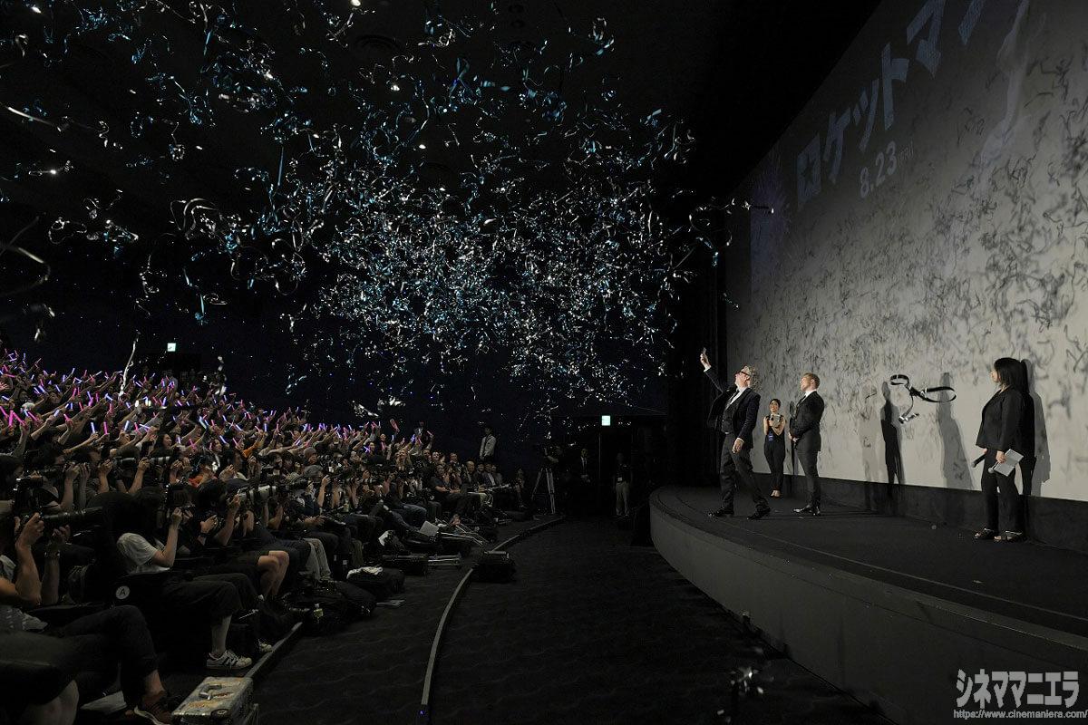 エルトン・ジョンの楽曲「土曜の夜は僕の生きがい」をケミカルライトをふるパフォーマンス付きで歌唱しタロンとフレッチャー監督を喜ばせた