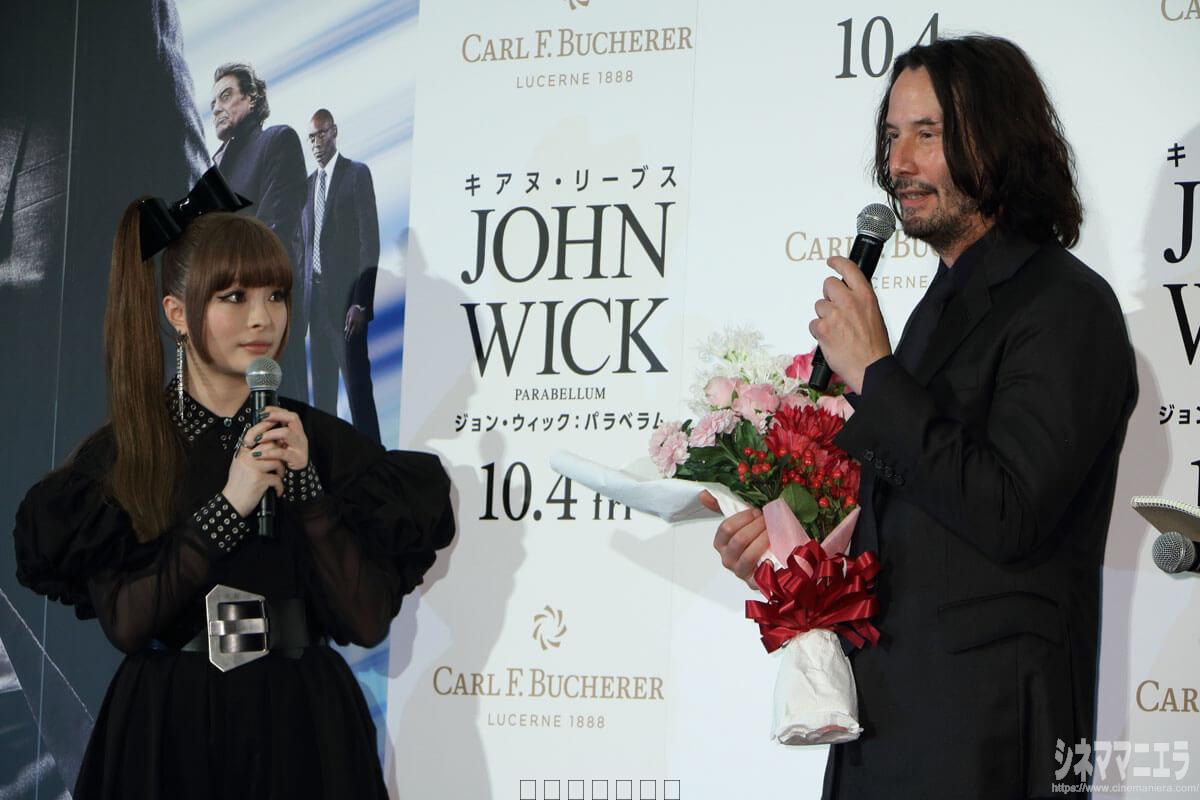 きゃりーぱみゅぱみゅがキアヌに花束を贈呈