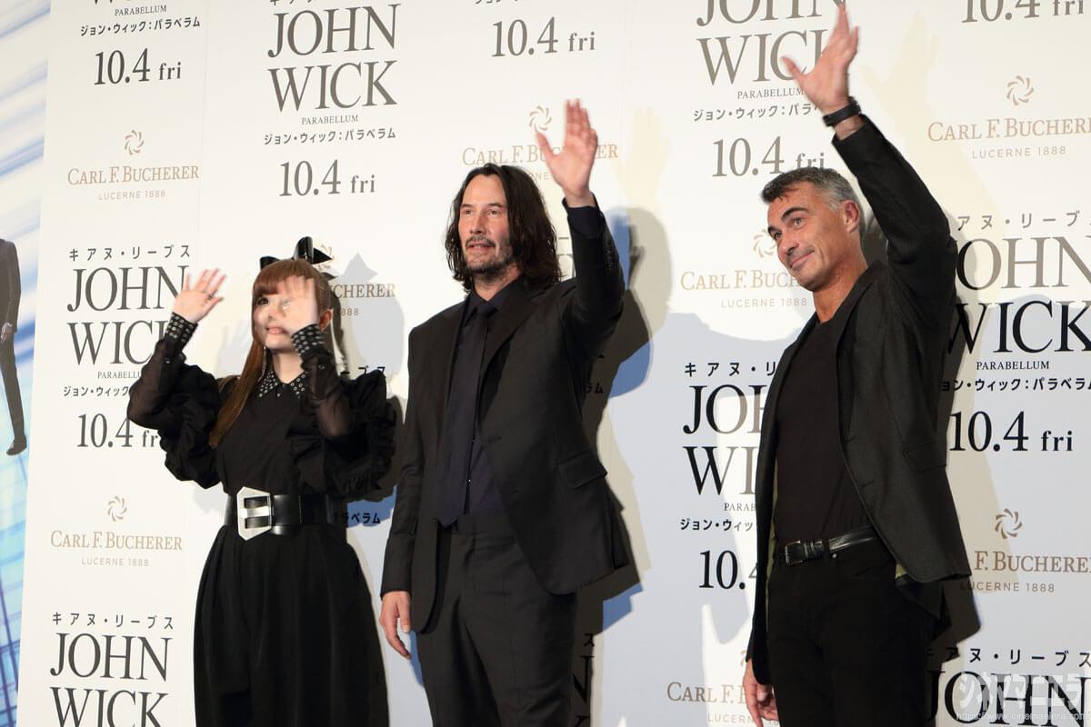 左からきゃりーぱみゅぱみゅ、キアヌ・リーヴスとチャド・スタエルスキ監督