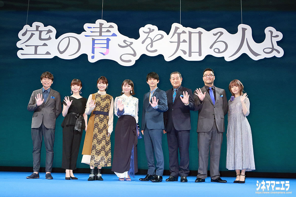 左から長井龍雪監督、種﨑敦美、若山詩音、吉岡里帆、吉沢亮、松平健、落合福嗣、大地葉