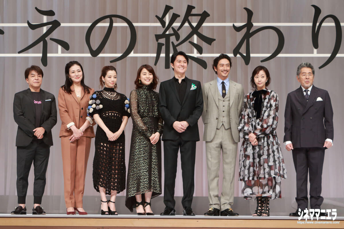 左から西谷弘監督、板谷由夏、桜井ユキ、石田ゆり子、福山雅治、伊勢谷友介、木南晴夏、古谷一行