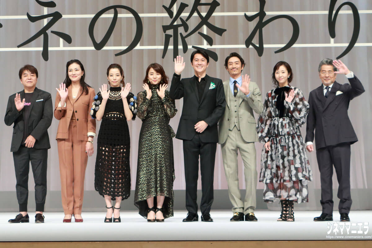 左から西谷弘監督、板谷由夏、桜井ユキ、石田ゆり子、福山雅治、伊勢谷友介、木南晴夏、古谷一行