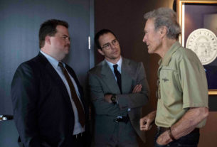 クリント・イーストウッド監督と、主人公リチャード・ジュエル役のポール・ウォルター・ハウザーと、弁護士ワトソンを演じるサム・ロックウェル