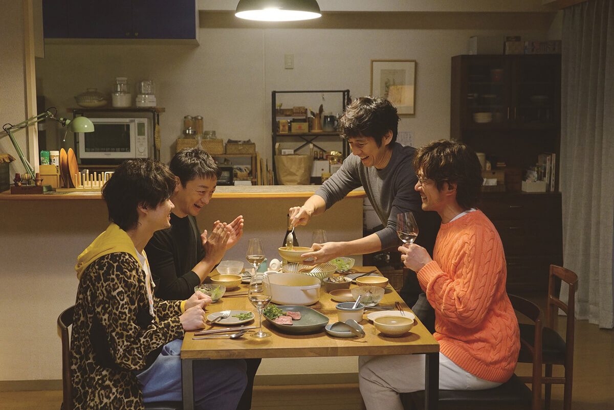 小日向大策（山本耕史）と井上航（磯村勇斗）カップルと食事をするシロさんとケンジ