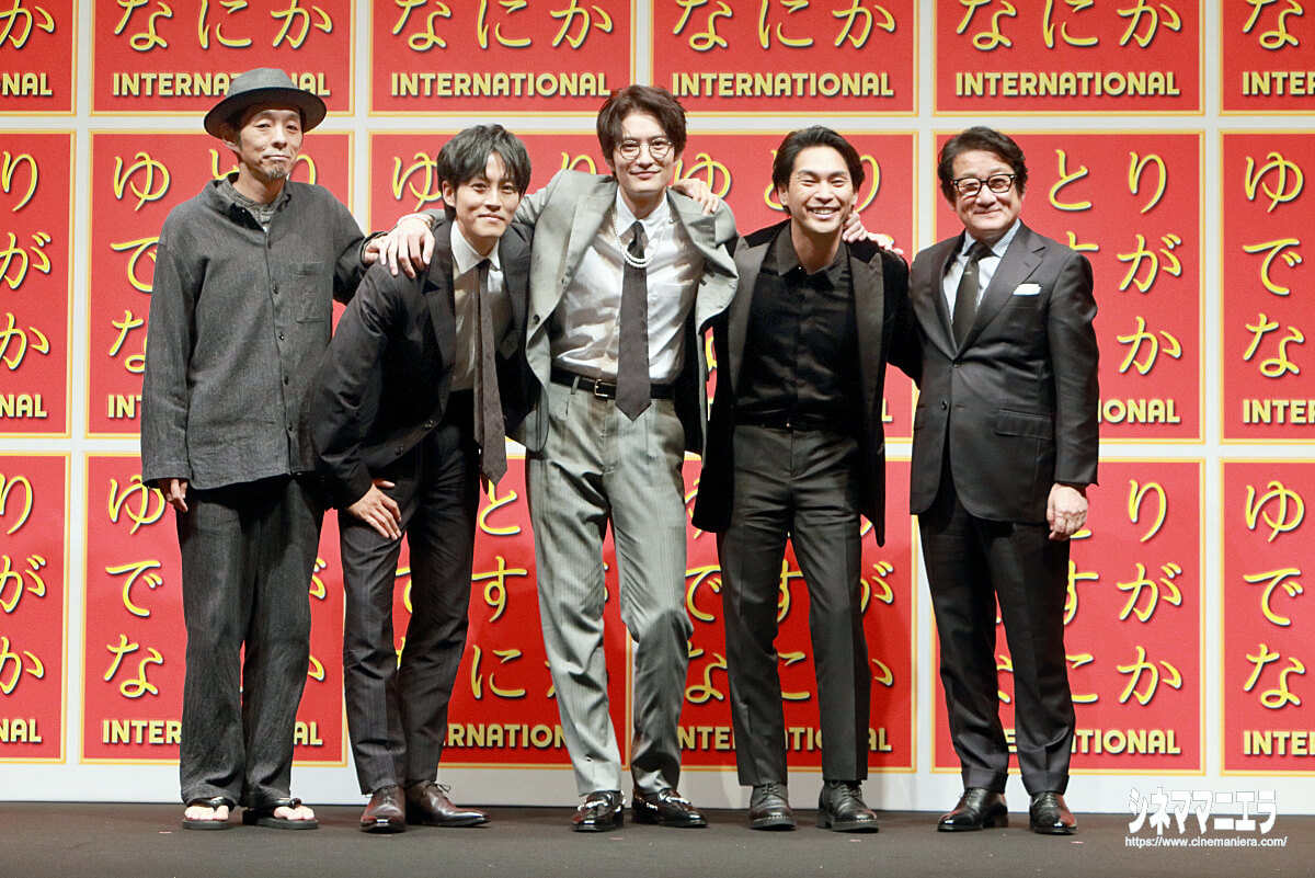 左から宮藤官九郎、松坂桃李、岡田将生、柳楽優弥、水田伸生監督