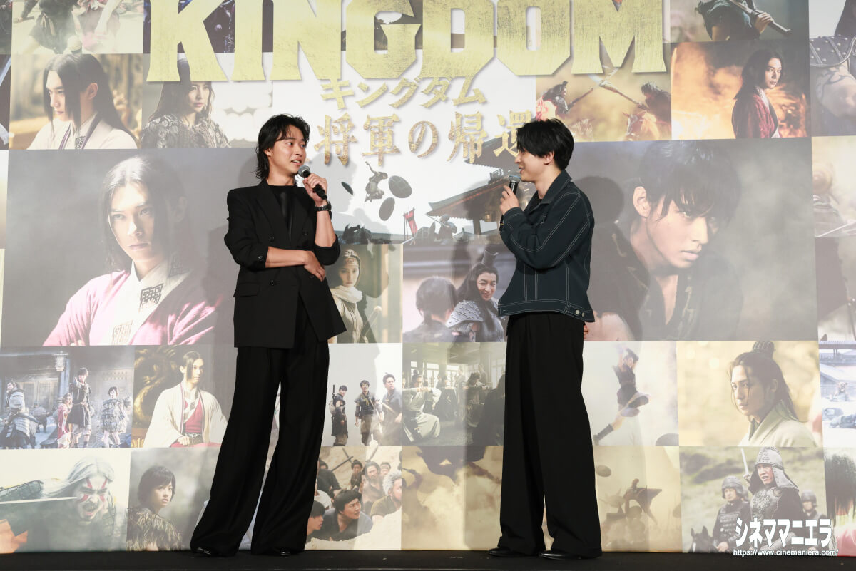 後ろに「キングダム」シリーズ場面写真が並ぶ大型ボードが!