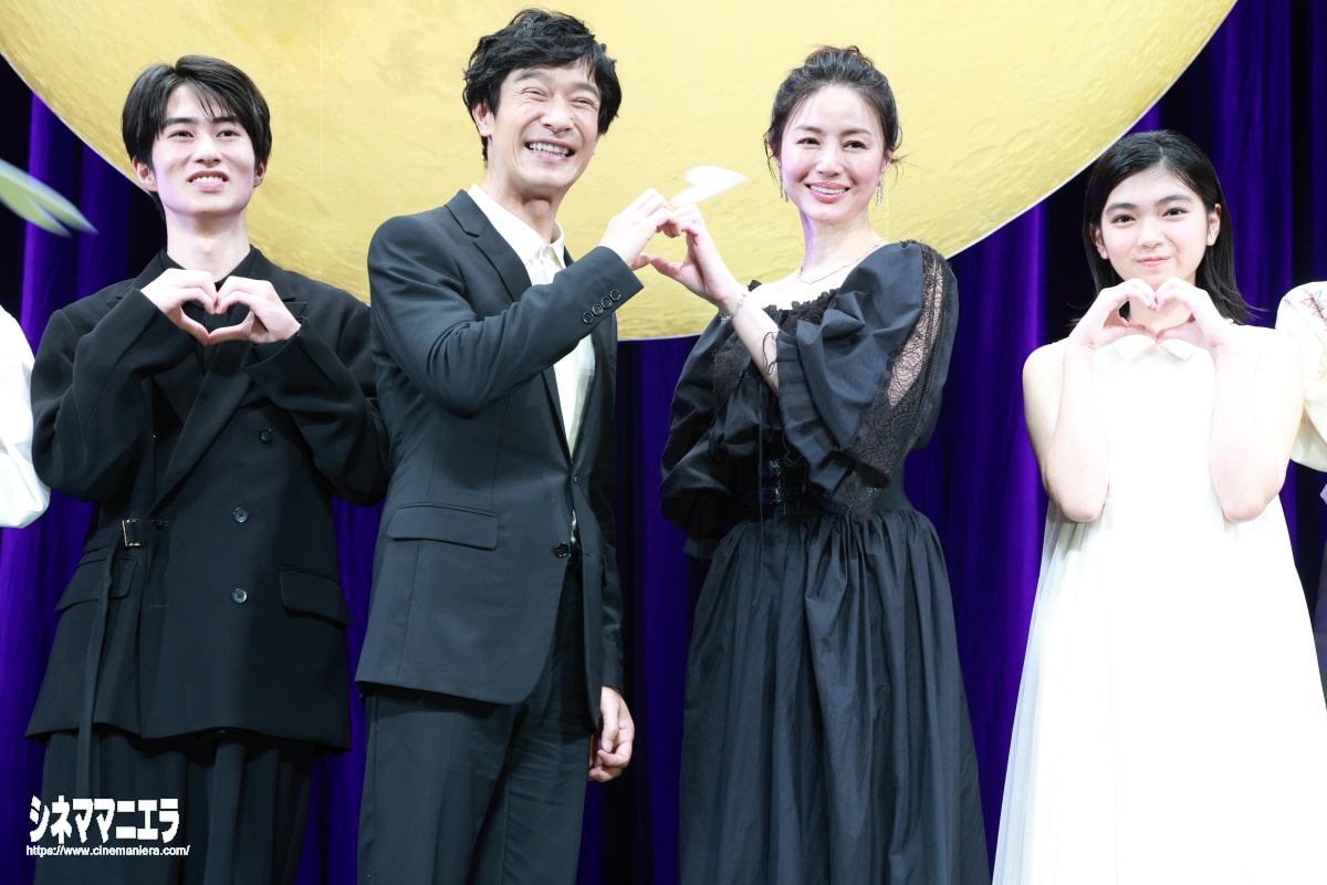 ハートポーズのリクエストにこたえる登壇者の皆さん