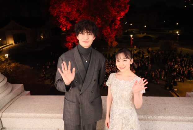芦田愛菜と岡田将生がバルコニーに登場