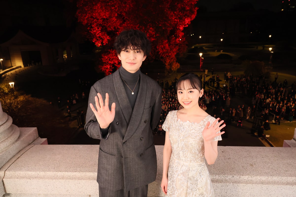 芦田愛菜と岡田将生がバルコニーに登場