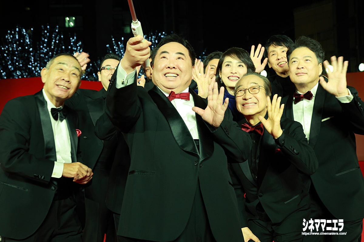 レッドカーペットでは自撮りタイムも