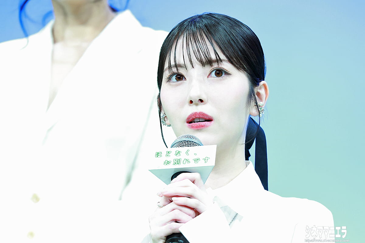 新人葬祭プランナー・清水美空役の浜辺美波