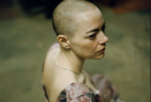 ヨルゴス・ランティモス監督自らがシャッターを切り、美しい丸坊主姿で華やかなドレスを纏ったエマ・ストーンのメイキング写真