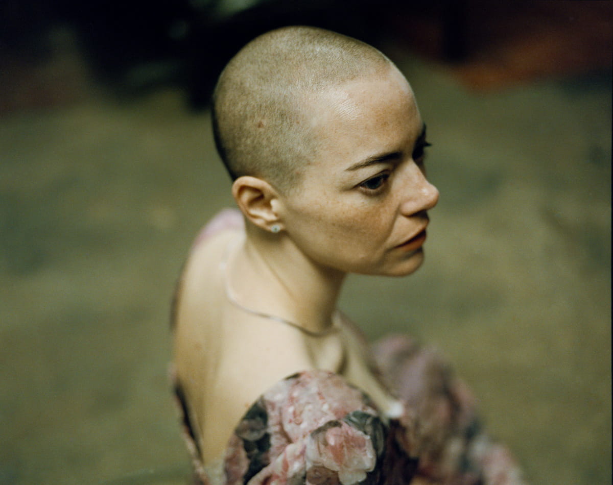 ヨルゴス・ランティモス監督自らがシャッターを切り、美しい丸坊主姿で華やかなドレスを纏ったエマ・ストーンのメイキング写真