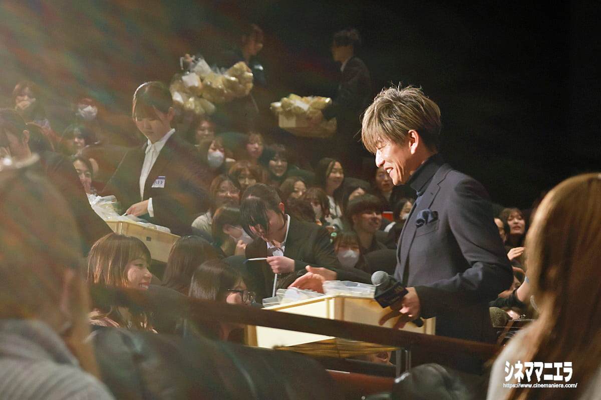 「退校届(劇中に登場する)貼付のポップコーン」を自ら手渡しで観客に配る