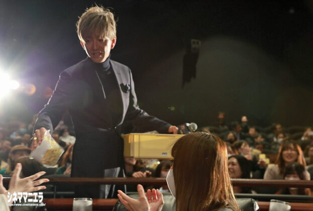 木村拓哉、特製ポップコーンを手渡しで観客に配る