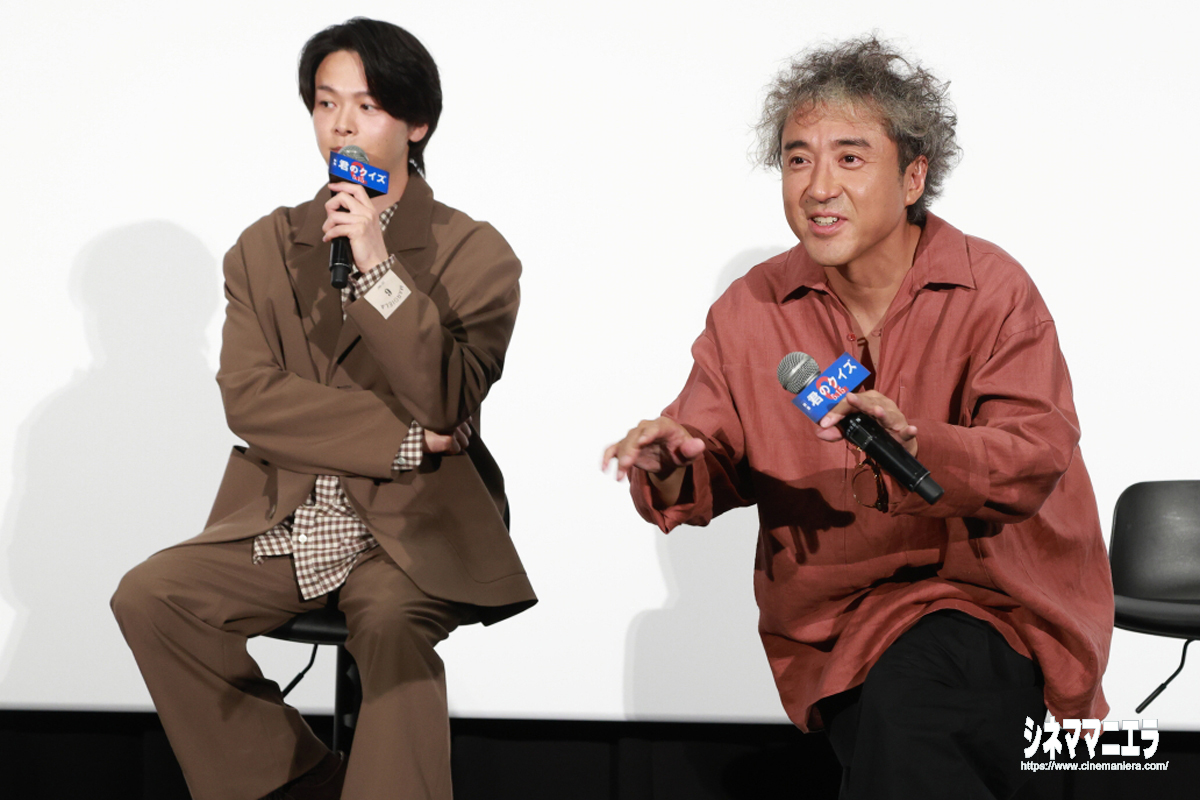 ムロ、前列記者の動きを真似る